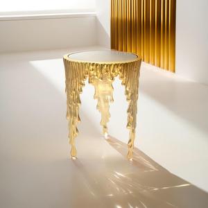 Lujosa mesa de centro moderna de aluminio fundido de color dorado - Product Image 2