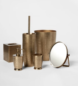 Ce somptueux ensemble de salle de bain en or et argent antique de huit pièces se distingue par ses motifs de défilement ornés et élaborés. - Product Image 2