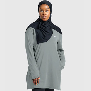Top Deportivo Modesto con Estilo Largo y Hijab Integrado |   Ropa Deportiva Transpirable y Elástica para Mujeres Musulmanas - Product Image 6