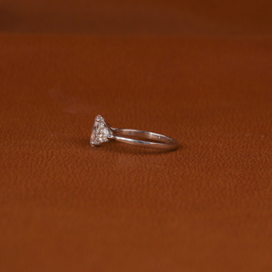 Bague de fiançailles en plaqué or blanc massif 14KT avec diamant de laboratoire de taille ovale rose clair certifié IGI cadeau d'anniversaire - Product Image 3