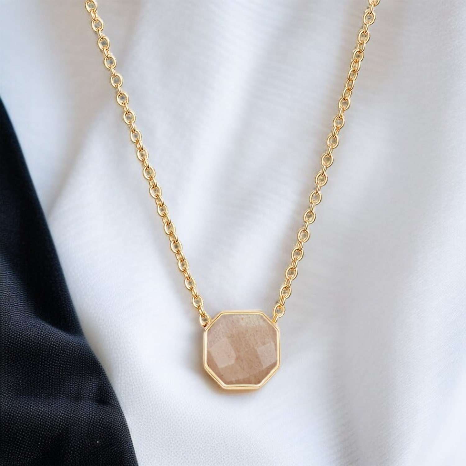 มูนสโตนสีพีช