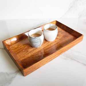 Plateau de service en bois moderne pour la décoration d'hôtel, design élégant avec taille et logo personnalisables pour les occasions de mariage et du Ramadan - Product Image 1