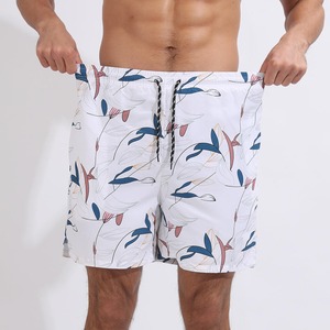 Shorts pour hommes Weather, conçus pour un confort quotidien, fabriqués en un matériau doux et respirant avec une ceinture élastique. - Product Image 1