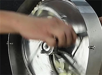 Commerciële elektrische automatische roestvrijstalen groente- en fruitsnijder voor uien, aardappelen, citroenen, kokosnootchips etc.