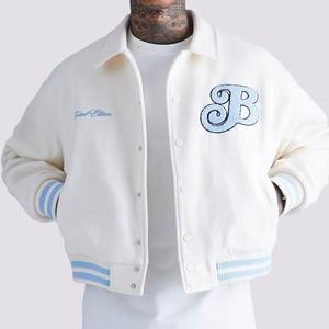 Vente en gros de veste BOXY Varsity pour hommes, logo personnalisé, broderie, coupe ample, design sportif avec fermeture à bouton couvert, produit fini - Product Image 4