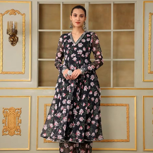 Saadgi cổ điển màu hồng sen <span class=keywords><strong>Anarkali</strong></span> thiết lập màu đen Organza & gota thêu cho tiệc cưới Diwali trong bông - Product Image 1