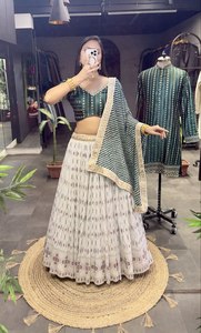 Dernier modèle de Lehenga Choli en viscose de soie lourde de créateur, personnalisé pour les mariages, les fêtes et les événements en plein air, au prix d'exportation - Product Image 2