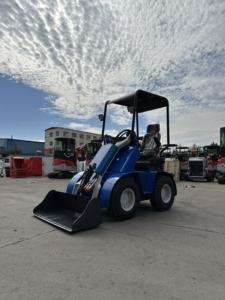 รถตักล้อยางขนาดเล็ก KUUGAO รุ่น Mini Skid Steer น้ำหนักบรรทุก 1000 กก. ยี่ห้อ Koop/Runtong เครื่องยนต์ดีเซล/เบนซิน 8.6 กิโลวัตต์ บุ้งกี๋ขนาด 0.15 เมตร พร้อมเกียร์และปั๊มประสิทธิภาพสูง - Product Image 3