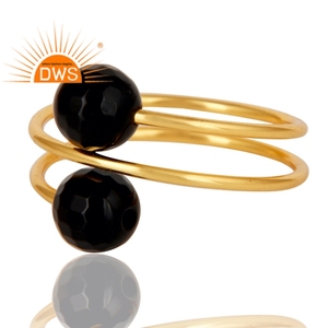 Bague spirale en argent sterling plaqué or 18 carats avec pierre précieuse onyx noir naturel, fabriquée à la main en Inde, par un fabricant de bijoux demi-fins - Product Image 4