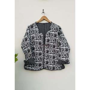 Veste matelassée en coton patchwork floral pour femme, réversible, style indien bohème, avec capuche, col montant, blazer western rayé pour le printemps - Product Image 1