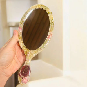กระจกมือถือเรซิ่นเคลือบเงาเรียบเนียน เหมาะสำหรับการแต่งหน้าในชีวิตประจำวันหรือใช้เพื่อการตกแต่ง เพิ่มความมีสไตล์ - Product Image 1
