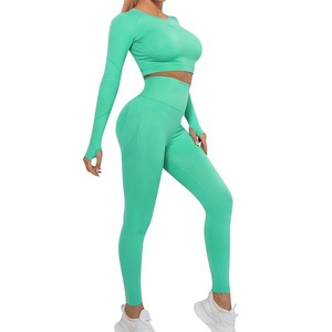 Ensemble de vêtements d'entraînement de yoga pour femmes avec ajustement confortable et sensation de compression douce Motif solide et placement du logo avant - Product Image 2