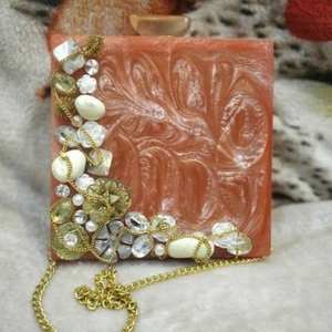 Escultura Decorativa de Resina Ecológica Hecha a Mano con Botones de Pedrería de Algodón y Cierre Abierto de Perlas - Product Image 4