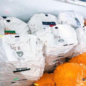 T-shirt en coton jersey simple sur mesure 220 g/m² unisexe surdimensionné pour homme/femme, vêtements tricotés grande taille, position du logo sur le devant - Product Image 2