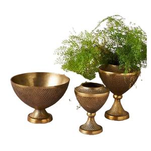 Juego de jarrones clásicos de metal dorado de 3 jarrones elegantes de cuello largo para decoración del hogar, arreglo floral y regalos de lujo de la India - Product Image 2