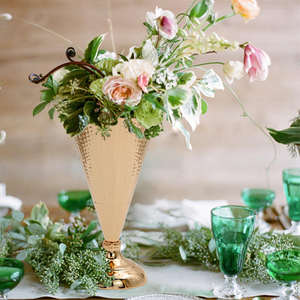 Centro de Mesa Alto de Metal con Forma Cónica y Acabado Texturizado para Bodas, Eventos, Decoración de Mesas de Hotel, Uso Interior - Product Image 3