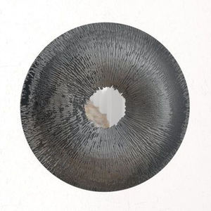 Sculpture murale ronde en métal bords inégaux gravure noire accents muraux de noël fait à la main décoration mur de salon - Product Image 1