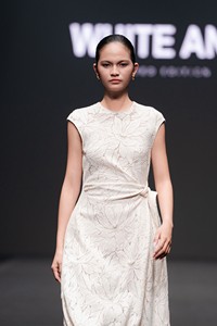 WHITEANT robes longues sans manches pour femmes robe en dentelle florale col rond NELLA EMB dentelle drapée robe midi 64% coton 36% polyester - Product Image 2