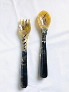 Cuerno y mango de resina Juego de servidores de ensalada Cuchara y tenedor con remolino de agua acrílico y patrón de modelo negro para uso en cocina y hotel - Product Image 4