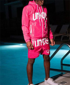 ชุดเซ็ตสองชิ้นสำหรับผู้ชาย เสื้อฮู้ดดี้และกางเกงขายาวทรงกว้าง คุณภาพสูง สีตัดต่อ ผ้าหนา เหมาะสำหรับฤดูหนาว - Product Image 2