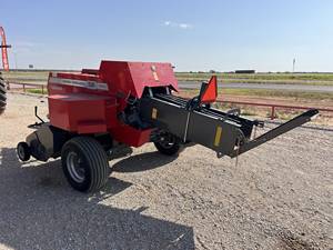 Presse à balles carrées compacte Massey Ferguson 1840 de haute qualité pour ensilage et foin, idéale pour l'agriculture. - Product Image 6
