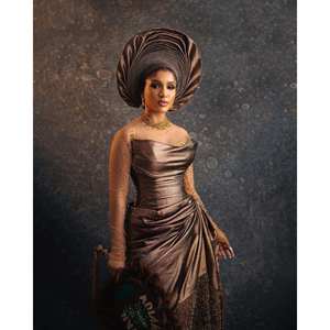 Exclusivo Vestido George Metálico Bronce con Mangas Largas y Bordado Gele, Hecho de Poliéster - Product Image 2