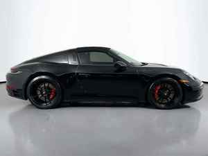 Nouvelle Porsche 911 Targa 4 GTS Cabriolet AWD 2024 Noir Brillant d'occasion avec Jantes en Alliage, Sièges en Cuir, Système de Navigation et Démarrage à Distance (Conduite à Gauche) - Product Image 4