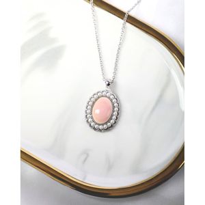 Collier pendentif en perle de coquille de conque Queen - Product Image 1