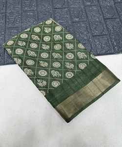 Saree de soirée en velours avec détails floraux et en dentelle - Product Image 4