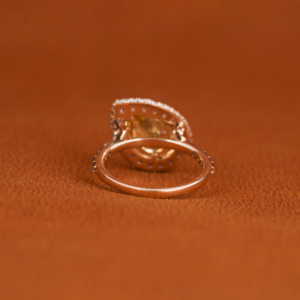 Anillo de compromiso con diamante cultivado en laboratorio con corte pera amarillo y halo de diamantes rosas redondos, piedra decorativa glamorosa, chapado en oro de 18 quilates - Product Image 6