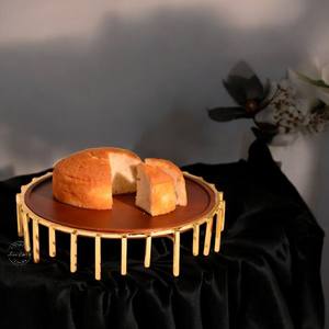 Support à gâteau en bois et métal de qualité luxe avec finition marron et or pour service de dessert de gâteau de fête de restaurant - Product Image 5