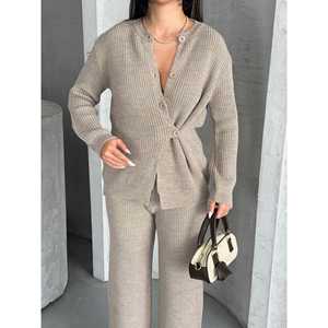 Conjunto de Punto con Detalle de Botones para Mujer 1565 - Atuendo de Suéter Cómodo y Elegante - Product Image 2