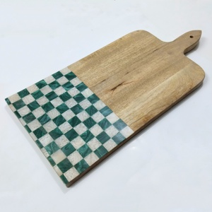 Bloc à découper élégant en bois rose et en résine fait à la main - Product Image 3