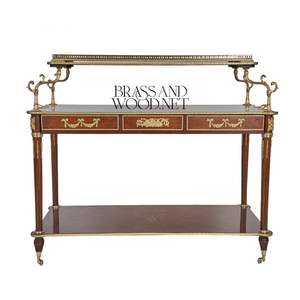 Mesa Consola Clásica de Madera Maciza con Detalles de Latón y Doble Estante para Interiores de Lujo - Product Image 1