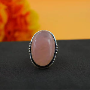 แหวนเงินแท้ทำมือประดับด้วยพลอยโรสควอตซ์ทรงรีธรรมชาติ แหวนแห่งความรัก ของขวัญสำหรับภรรยา เครื่องประดับสำหรับผู้หญิง - Product Image 1