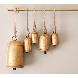 Campanas Navideñas Modernas de Diseño Atractivo, Metal Dorado de Alta Calidad, Decoración Colgante para Árbol Personalizable, Artesanía Ecológica - Product Image 1