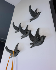 Accents muraux de moineau en fonte au design moderne Crochets en métal polyvalents pour les occasions d'anniversaire - Product Image 2