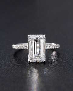 Bague de fiançailles Moissanite taille émeraude 6x8mm avec bande pavée | Bijoux de mariage solitaire élégants - Product Image 1