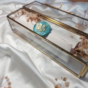 Caja de desplazamiento de vidrio metálico de primera calidad auténtica con diseños de desplazamiento ornamentales para una organización de joyería atemporal y elegante - Product Image 1