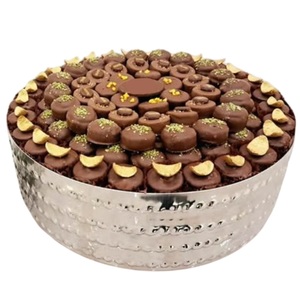 Elegantes cuencos para servir postres martillados en plata con dulces decorativos y detalles de chocolate, perfectos para bodas y celebraciones - Product Image 3