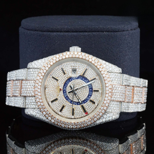 Montre tendance de luxe en moissanite, or et argent, entièrement glacée avec un look de diamant taillé en brillant, design étanche pour un look tendance - Product Image 1