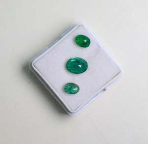 พลอยสีเขียวเจียระไนทรงรีทรงรีมรกตธรรมชาติจากผู้ผลิตอินเดียสำหรับทำเครื่องประดับอัญมณีหลวม - Product Image 3