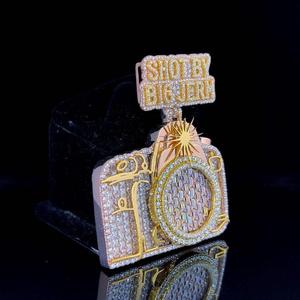 Collier pendentif en or plaqué avec logo de caméra en diamant taille baguette en moissanite glacé, nouvelle mode 2025 - Product Image 3