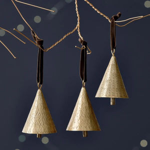 Triangle forme maison décorative métal laiton fait décoration de noël cloche fournitures avec poignée en cuir pour accessoires suspendus - Product Image 1