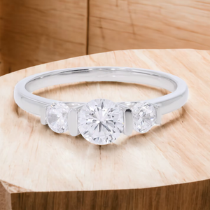 Frosty Moissanite Fire 0.90Ct Round Moissanite 3 Stone Anillo de compromiso en oro blanco de 14K Venta al por mayor - Product Image 1