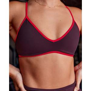 Sujetador Deportivo Ambience - Top Corto Deportivo con Estampado de Llama Color Cereza - Product Image 2
