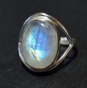 Bague ovale en pierre de lune arc-en-ciel en argent sterling 925 Style bohème pierre de naissance de juin avec cadeau de pierre précieuse bleue pour elle - Product Image 2