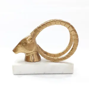 Statue de table de chèvre en laiton avec cornes incurvées finition or luxe Texture riche sur socle en pierre pièce maîtresse élégante pour la décoration de bureau à domicile - Product Image 2