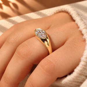 Anillo de Compromiso de Oro con Diamante Cultivado en Laboratorio Marquise East West Bezel de 2.00CT, Certificado IGI, AURA LUXURIA, Corte Excelente, Claridad VVS-VS - Product Image 5