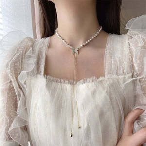 Collier papillon plaqué argent et or avec perles, accessoire de bijouterie élégant - Product Image 1